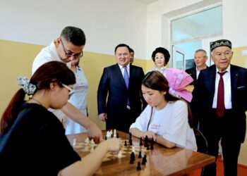 ТҮРКІСТАНДА ЖАҢА ОҚУ ЖЫЛЫНЫҢ АЛҒАШҚЫ ҚОҢЫРАУЫ СОҒЫЛДЫ.