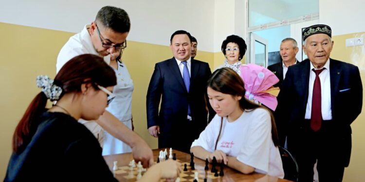 ТҮРКІСТАНДА ЖАҢА ОҚУ ЖЫЛЫНЫҢ АЛҒАШҚЫ ҚОҢЫРАУЫ СОҒЫЛДЫ.