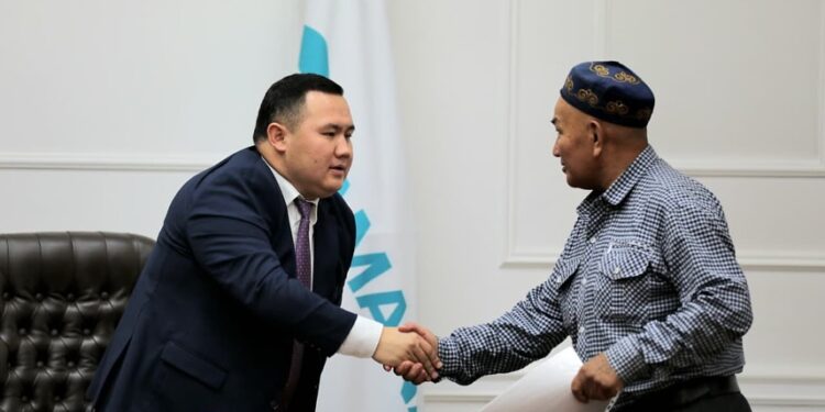 ҚАЛА ӘКІМІ АЗАМАТТАРДЫ ЖЕКЕ МӘСЕЛЕЛЕРІ БОЙЫНША ҚАБЫЛДАДЫ.