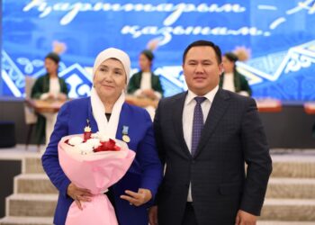 ТҮРКІСТАНДА ҚАРТТАР КҮНІНЕ ОРАЙ МЕРЕКЕЛІК КЕШ ӨТТІ.