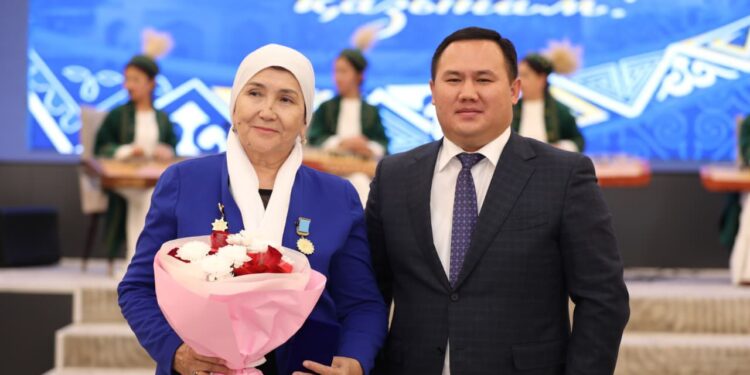 ТҮРКІСТАНДА ҚАРТТАР КҮНІНЕ ОРАЙ МЕРЕКЕЛІК КЕШ ӨТТІ.