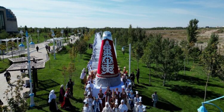 ТҮРКІСТАНДА ТІГІЛГЕН СӘУКЕЛЕ ҚАЗАҚСТАННЫҢ РЕКОРДТАР КІТАБЫНА ЕНДІ.