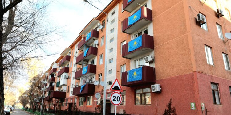 ТҮРКІСТАНДА ТӘУЕЛСІЗДІК КҮНІНЕ ОРАЙ КӨПҚАБАТТЫ ТҰРҒЫН ҮЙ БЕЗЕНДІРІЛДІ.