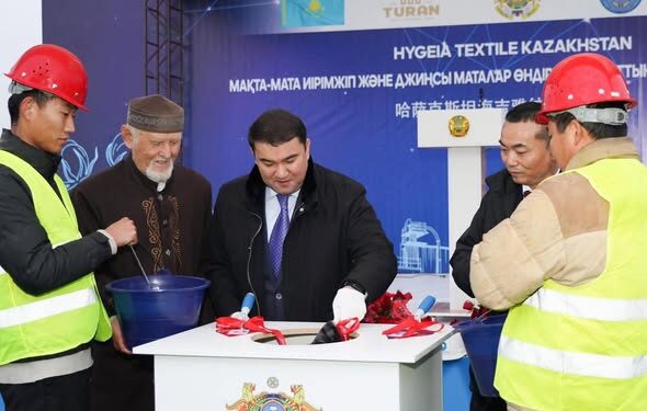 ТҮРКІСТАНДА ЖЫЛЫНА 10 МЛН МЕТР ДЖИНСЫ МАТАСЫН ӨНДІРЕТІН ЗАУЫТТЫҢ КАПСУЛАСЫ САЛЫНДЫ.